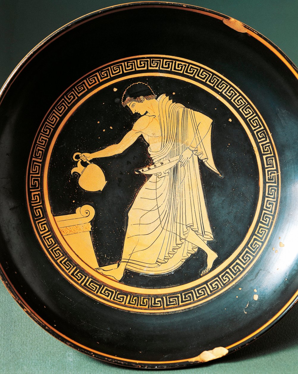 Kylix af Douris skildrer ungdom nær et alter, 6. århundrede f.Kr. (keramik) af Greek