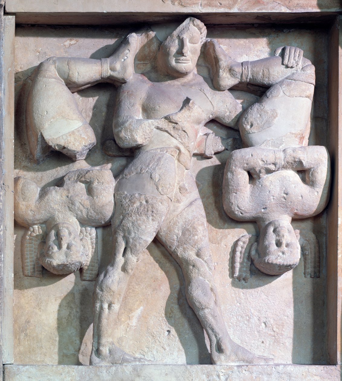 Magna graecia: metope med Herakles med Cercopes, stenrelief, 575-550 f.Kr. af Greek