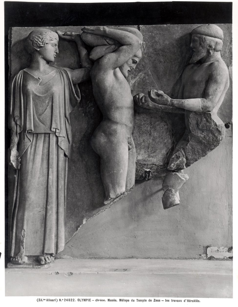 Metope X fra Zeus-templet skildrer Herkules, der modtager Hesperidernes gyldne æbler fra Atlas hånd, mens Minerva hviler en pude på sit hoved (marmor) (s/h foto) af Greek