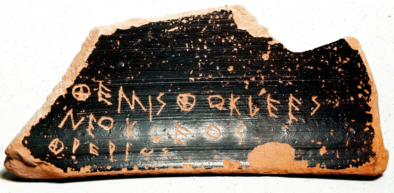 Ostrakon (eller ostracon) (flertal: ostraca eller ostraka), keramikskår, der tjener som stemmesedler under udstødelsesprocedurer i det antikke Grækenland. 480 f.Kr. Athen. Agora museum. af Greek