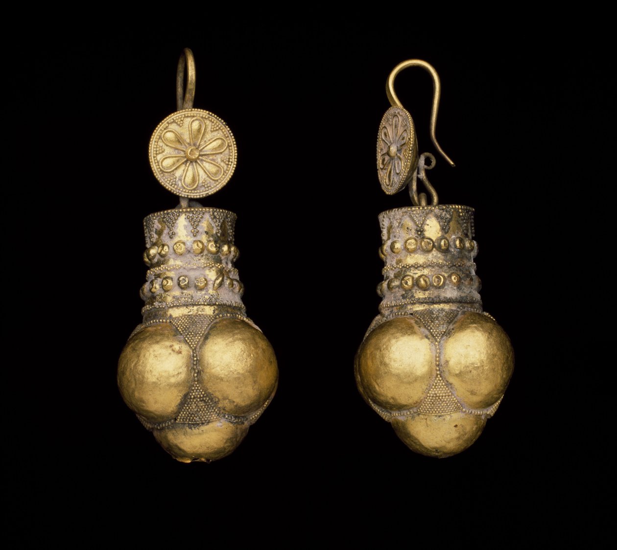 Pair of ear pendants with rosettes and cluster of globules, 2nd-1st centuries B.C.dani af Greek