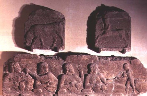 To metoper, der forestiller en kentaur og en orne, og en frise, der forestiller Herakles, der fester, fra Athenas tempel i Assos (Mysia) ca. 540-520 f.Kr. (andesitisk sten) af Greek