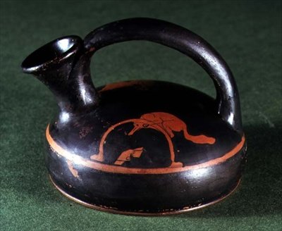 Attic rød-figur askos dekoreret med en ræv ved en fælde (keramik) af Greek