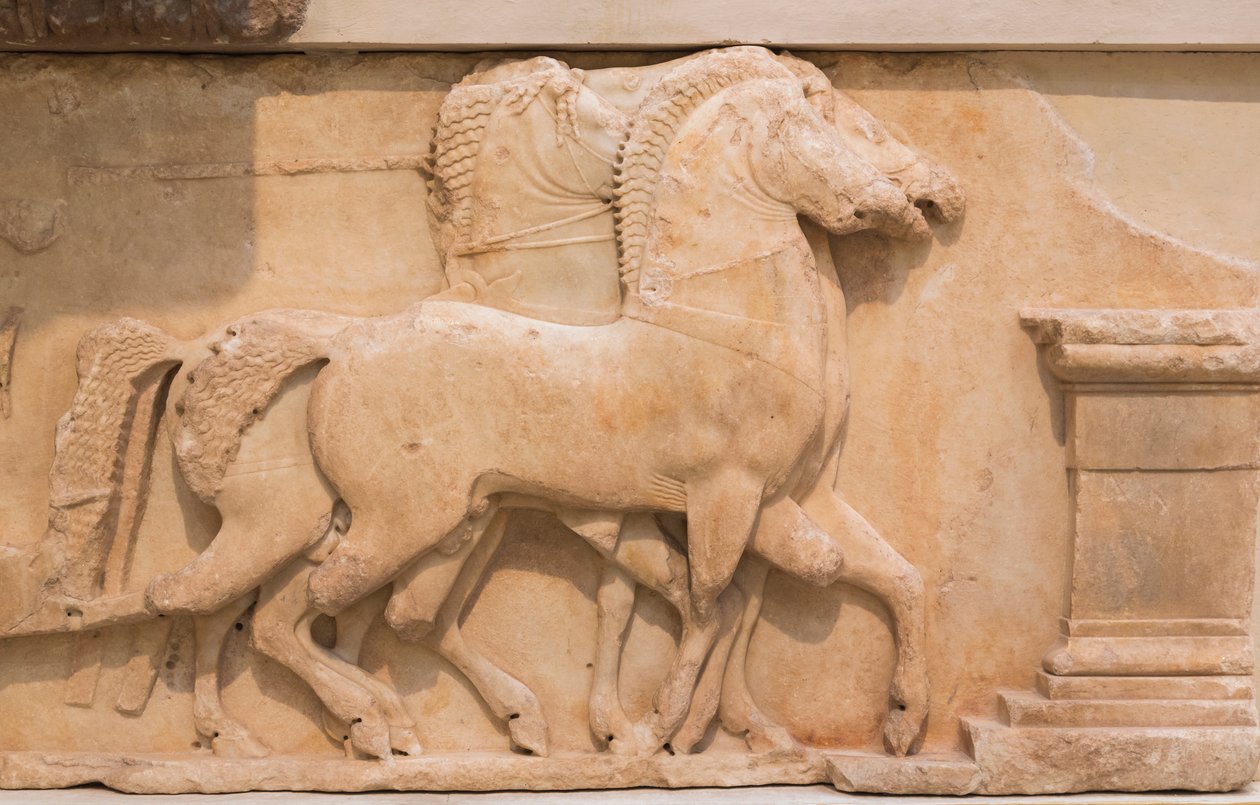 Fire heste (quadriga), der trækker en vogn fra den sydlige frise af Siphnians Treasury, bygget ca. 530-480 f.Kr. (marmor) af Greek