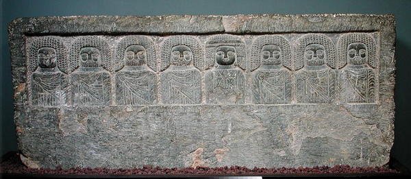 Stela med otte libyske guddommeligheder, fra Borj Helal, 2.-1. århundrede f.Kr. (kalksten) af Greek