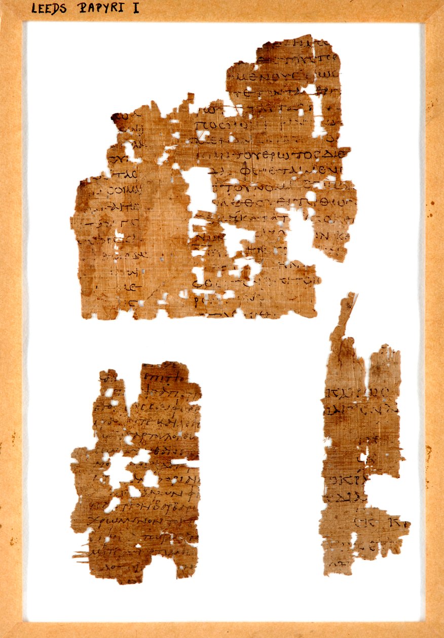 Tre fragmenter af ubeslægtet papyrus monteret i en ramme af Greek