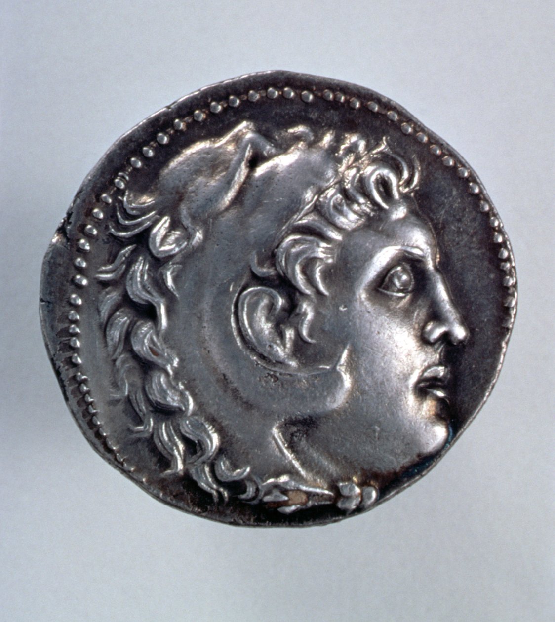 Alexander den Store Tetradrachm viser hovedet af Herakles iført en hovedbeklædning af løveskind af Greek School