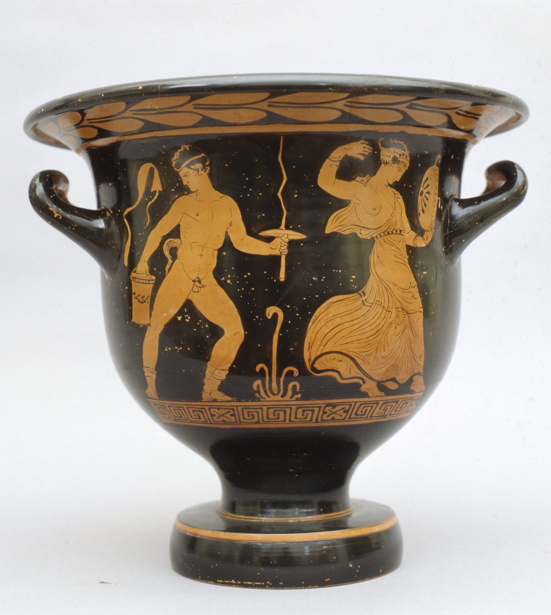 Klokkeformet proto-apuliansk krater med satyr og maenad fra Matera, Italien (keramik) af Greek School