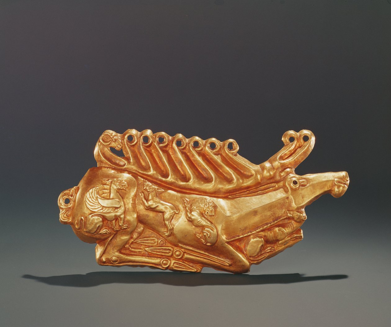 Liggende kronhjort, dekoreret på kroppen med figurer af bevinget griffin, hare, løve, hund og vædderhoved (guld) af Greek School