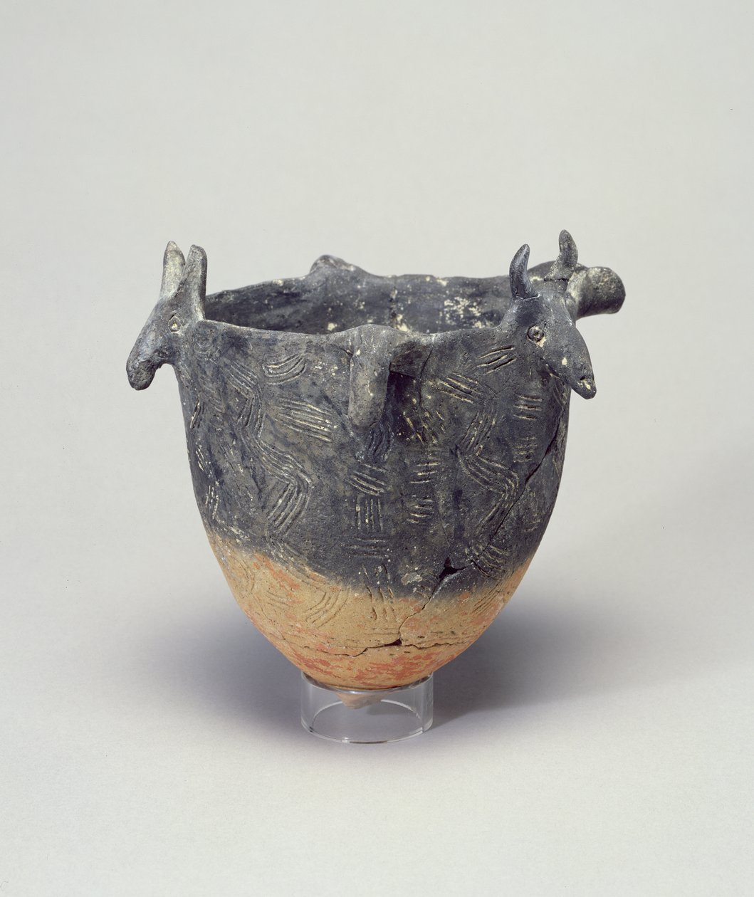 Tulipan-skål, med tyrehoveder, Cypern, 2400-2200 f.Kr. (ler) af Greek School
