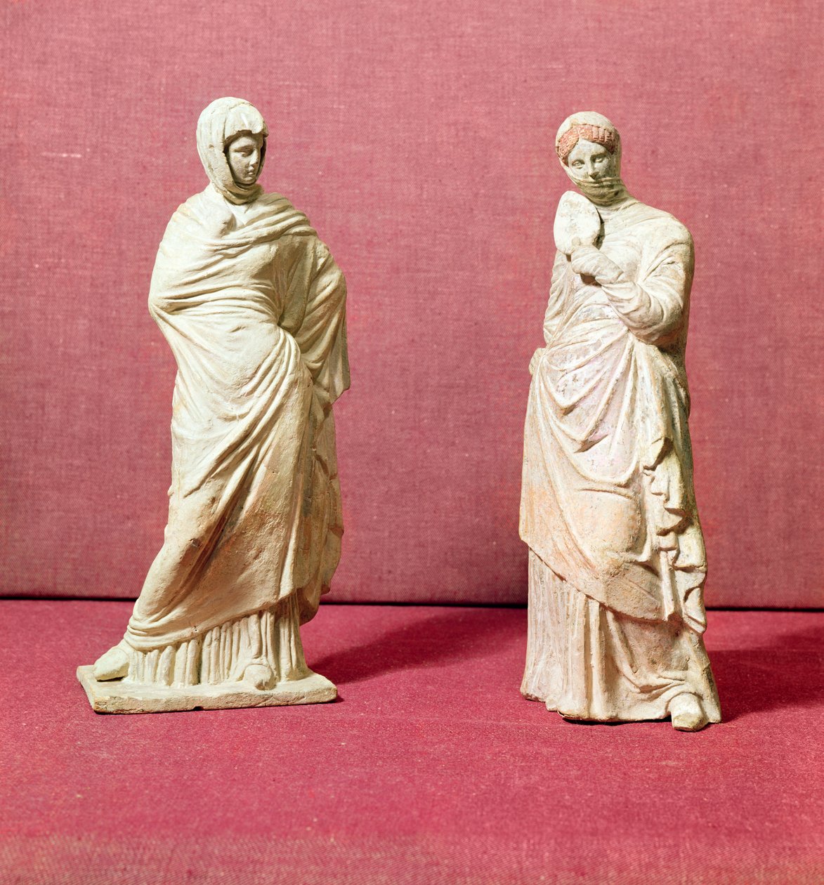To statuer af stående kvinder, fra Tanagra, ca. 350 f.Kr af Greek School