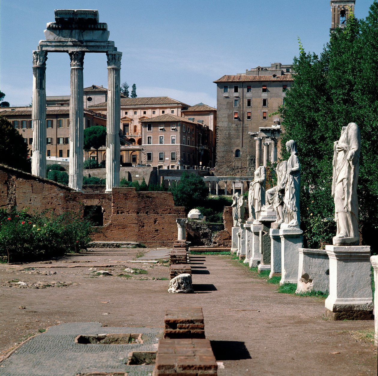 Forum Romanum: statuer af vestaler. House of Vestals (House of Vestals eller Atrium Vestae). Til venstre, det græske Tempel af Dioscures (eller Tempel for Castor og Pollux) (5. århundrede f.Kr.). Rom af Greek or Roman