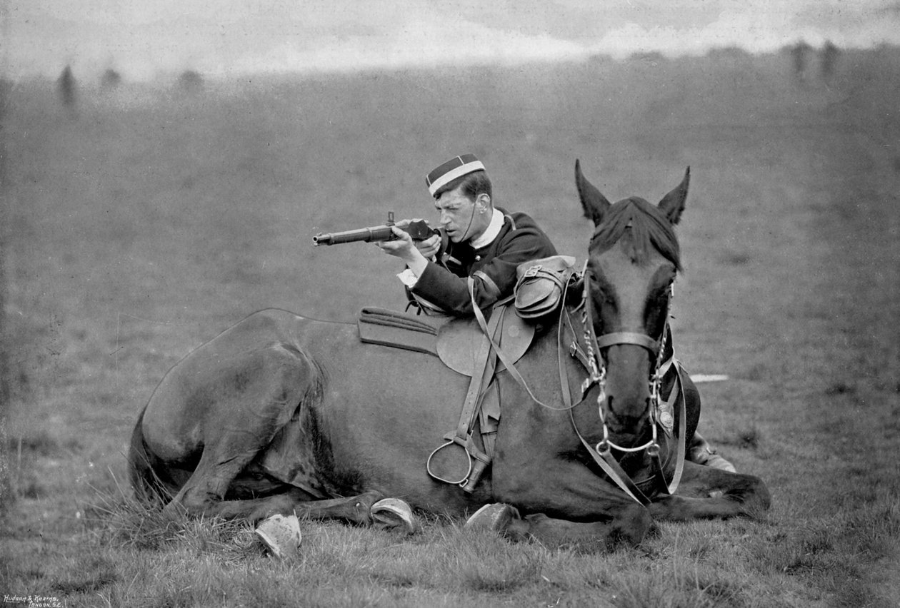 En afmonteret lancer ved en træfningsskærm, 1896 af Gregory and Co