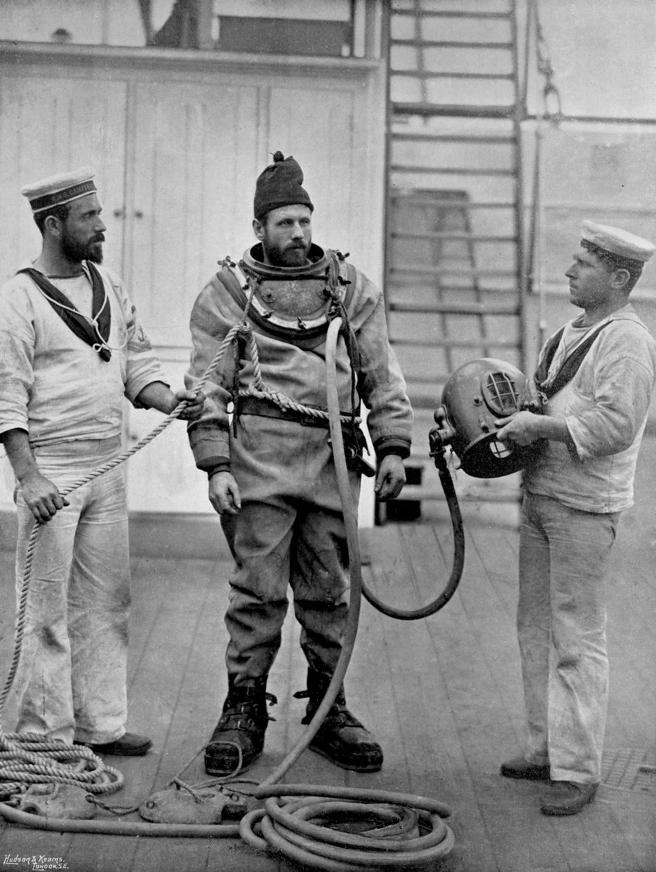 En dykker fra slagskibet HMS Camperdown i sin dykkerkjole, 1896 af Gregory and Co