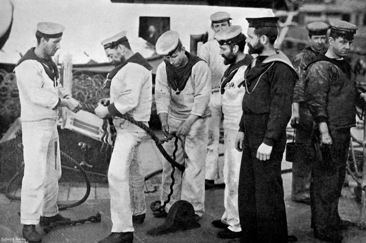 Blå jakker på arbejde splejser et reb om bord på slagskibet HMS Majestic, 1896. af Gregory and Co