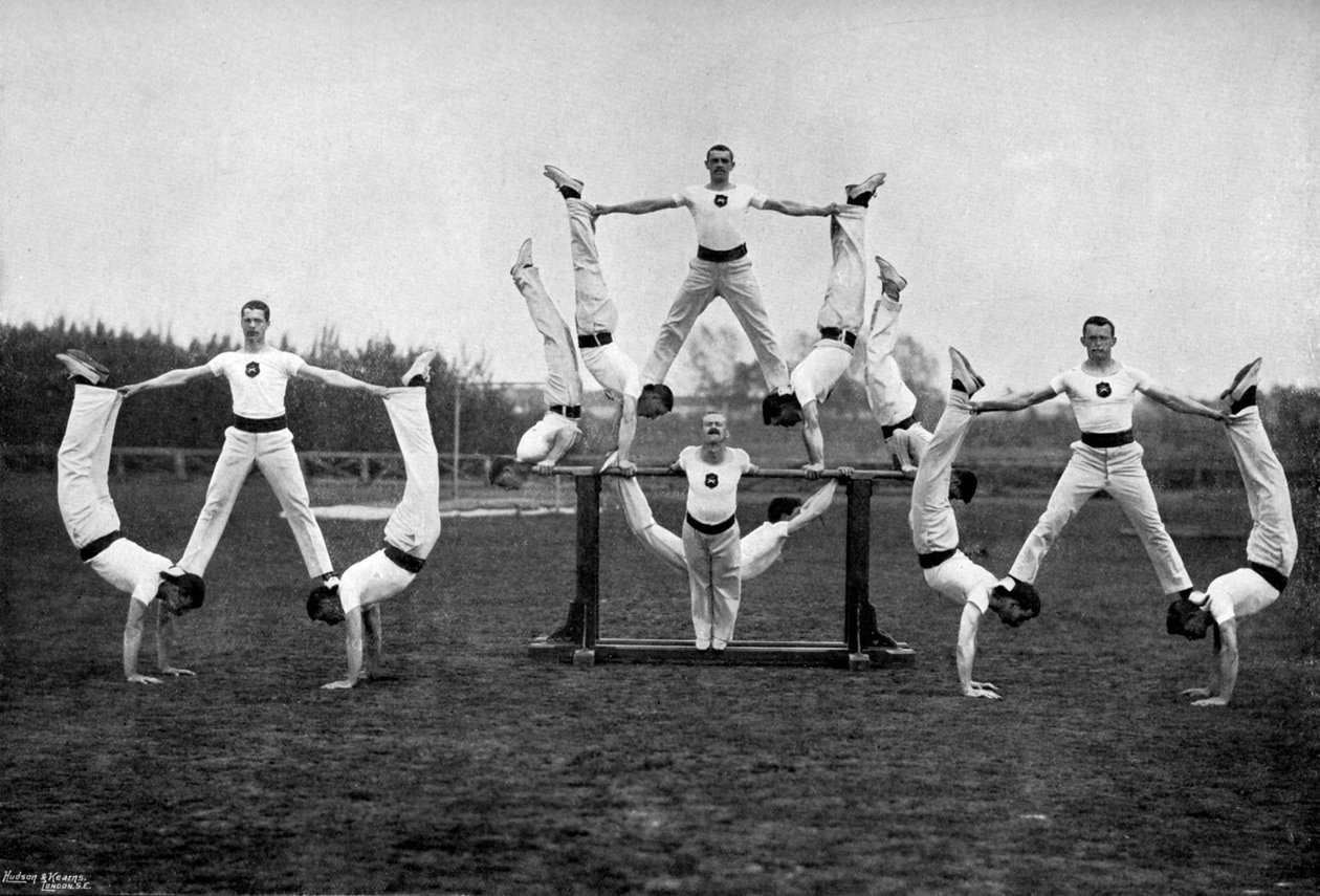 Udstilling af Aldershot gymnastiske personale, Hampshire, 1896 af Gregory and Co