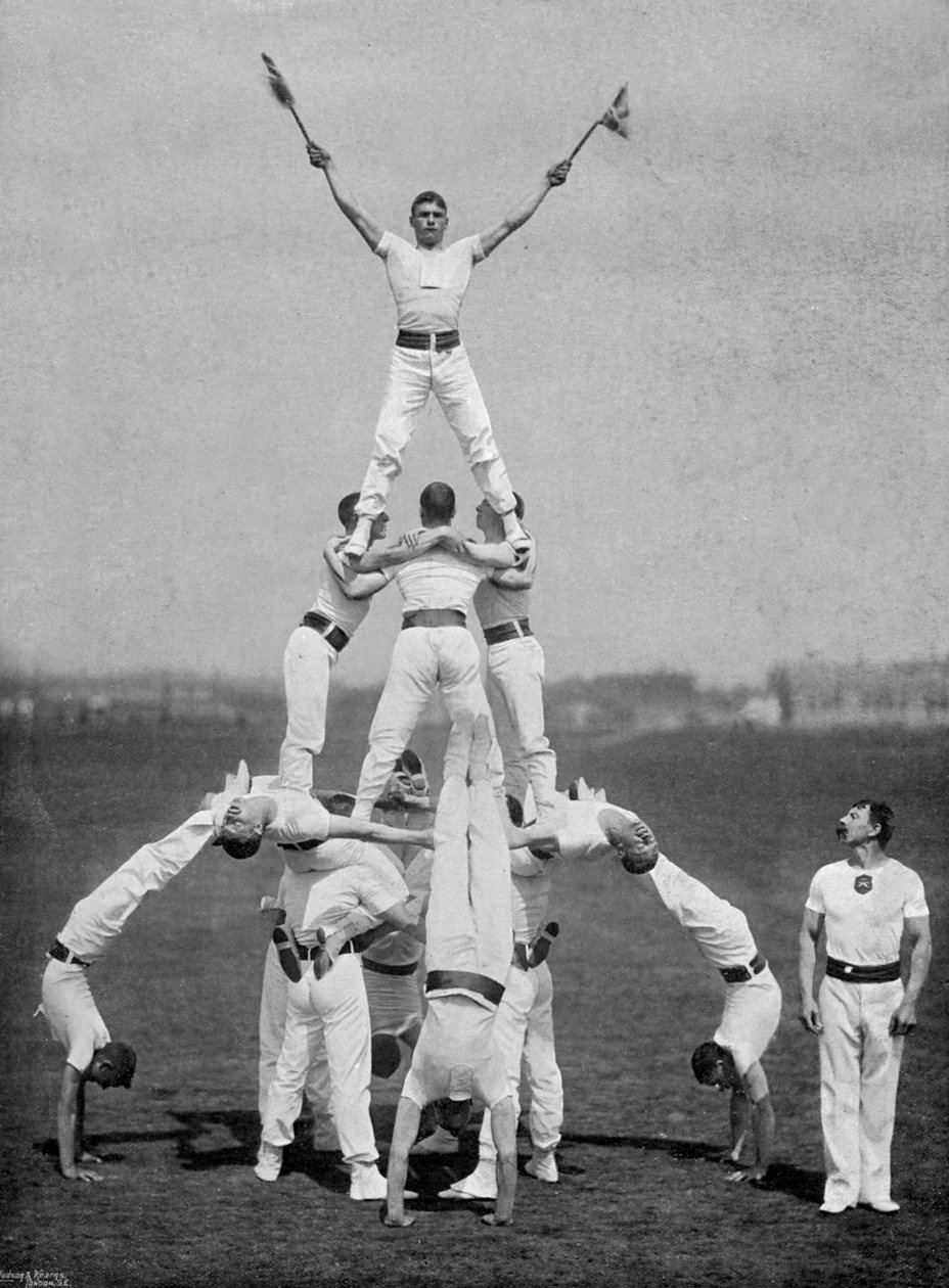 Udstilling af personalet på Aldershot gymnasium, Hampshire, 1895 af Gregory and Co
