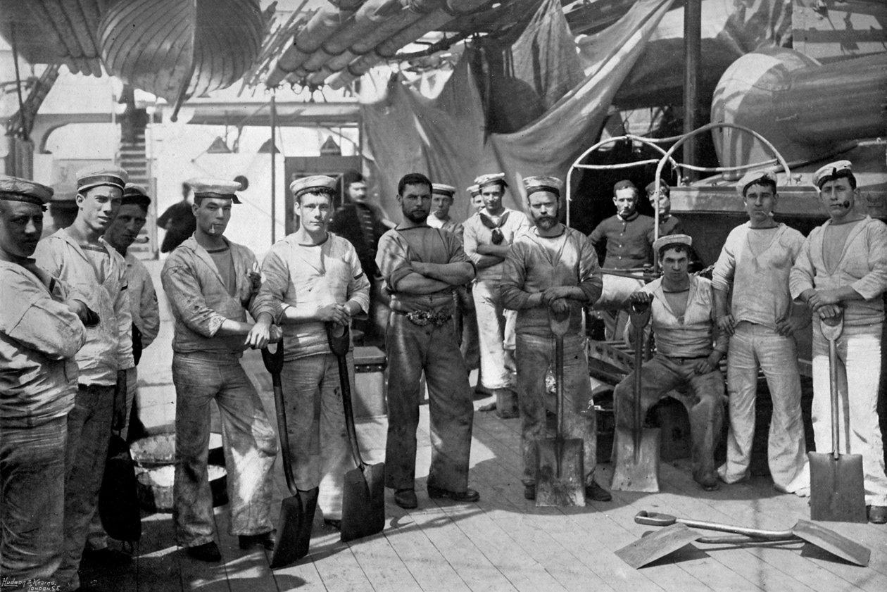 Nogle af stokerne fra slagskibet HMS Camperdown, 1896. af Gregory and Co