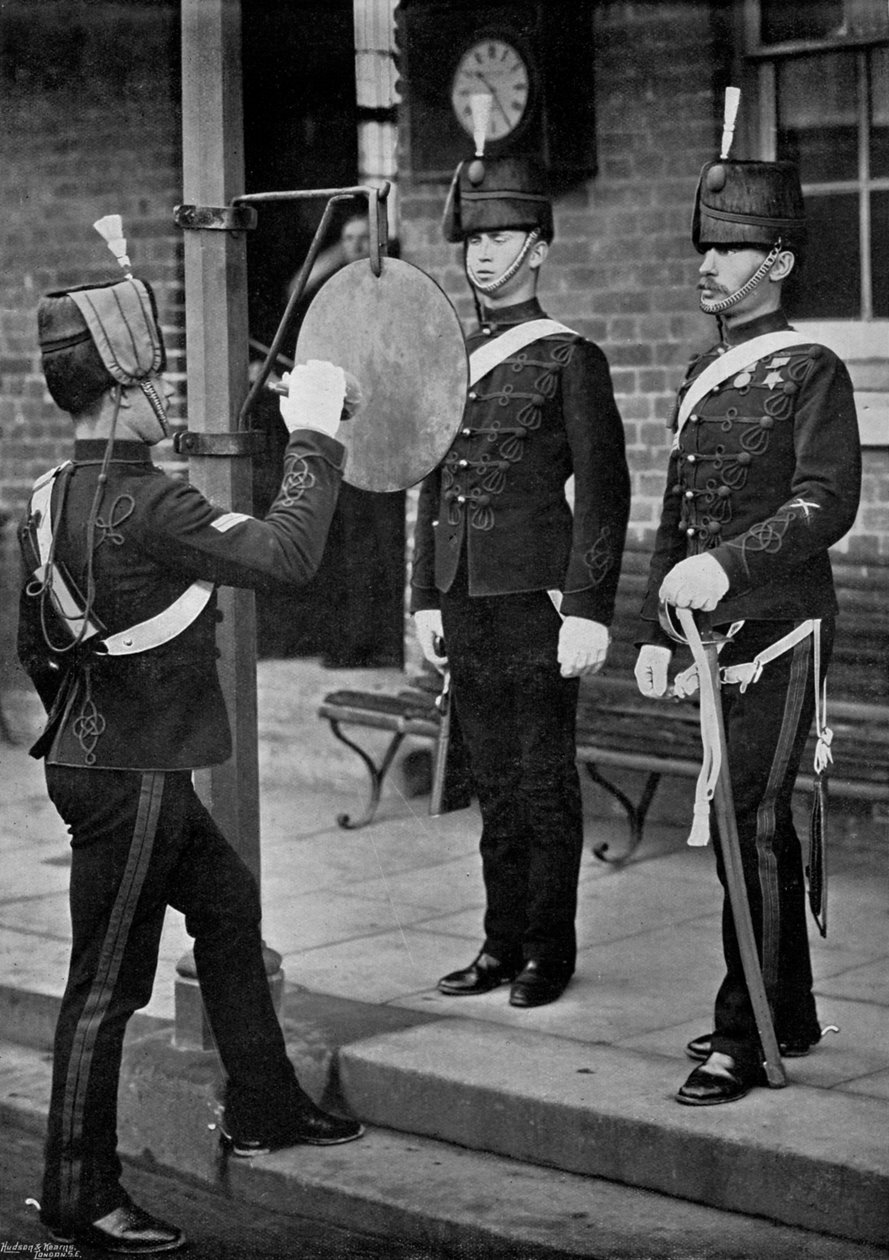Slår gongongen ved hovedporten til Aldershot kavaleri kaserne, Hampshire, 1896 af Gregory and Co