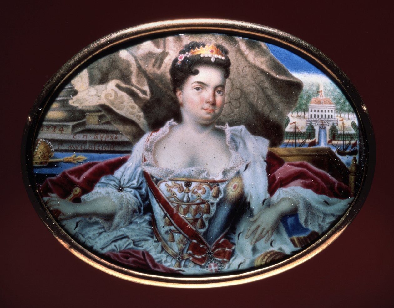 Portræt af kejserinde Catherine I (1684-1727) med udsigt over Catherinenhof Palace. (Portræt af Catherine I med udsigt over Catherinenhof). Værk af Grigori Semyonovich Musiklysky (1670-efter 1739), emalje på guld af Grigori Semyonovich Musiklysky
