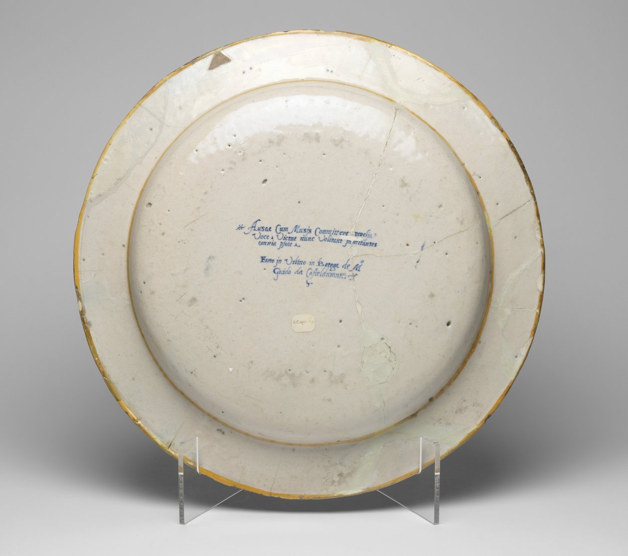 Bagsiden af fadet viser Konkurrencen mellem Muserne og Pierides, ca. 1545-50 (tinglaseret lertøj) af Guido Durantino