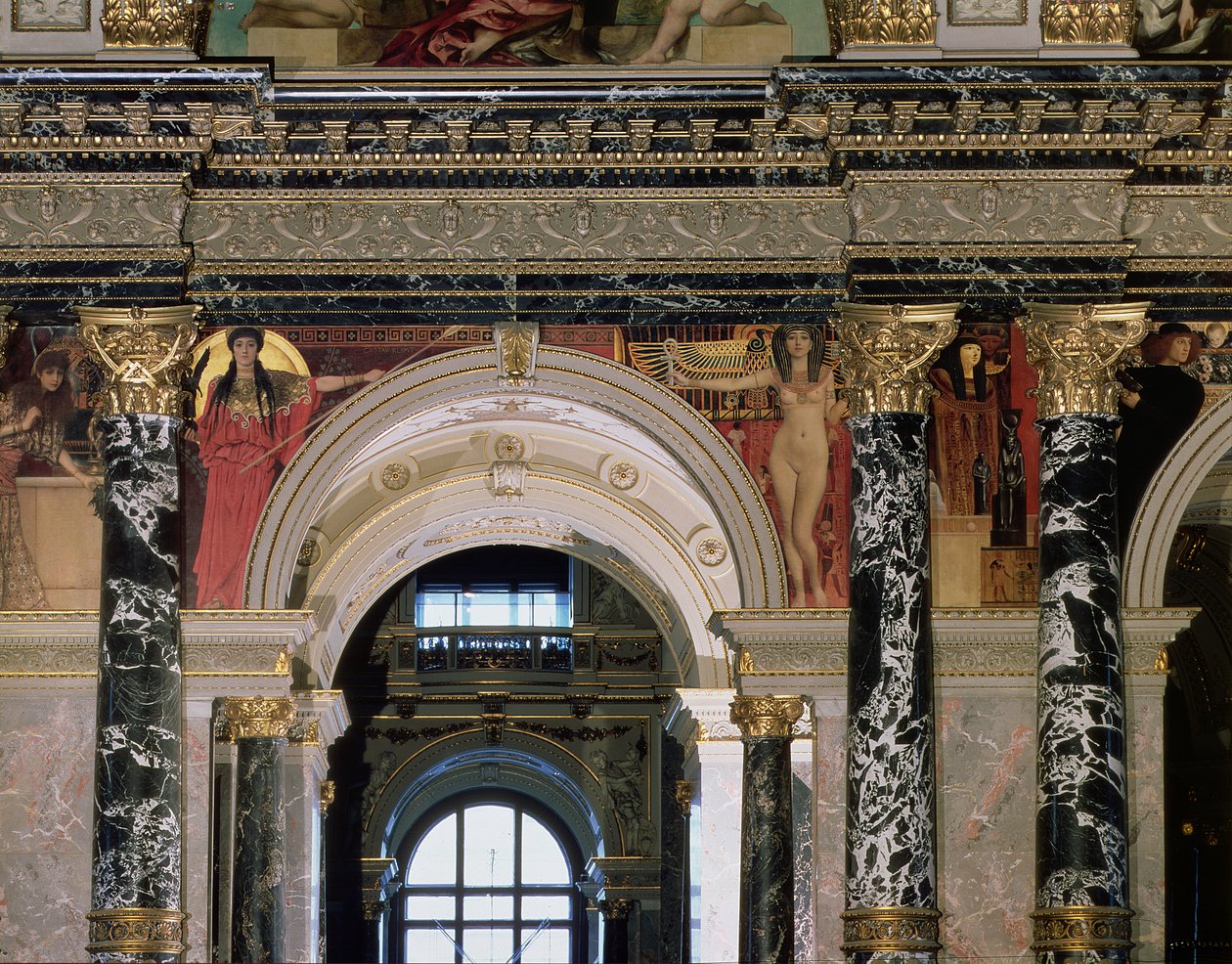Interiør af Kunsthistorisches Museum, Wien, detalje, der viser buegang og udsmykningen af figurer, der forestiller det antikke Grækenland og det antikke Egypten, Wien, 189091 (vægmaleri) af Gustav Klimt