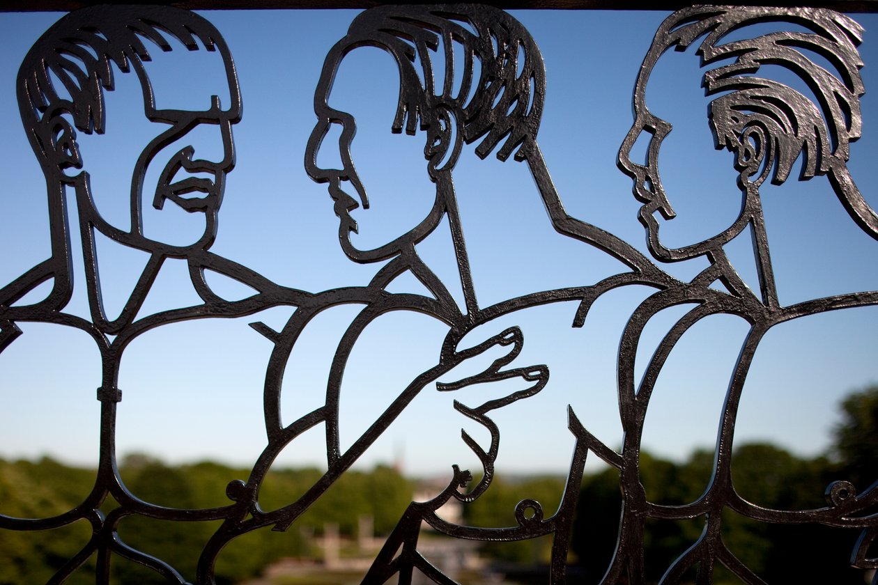 Indgangsporten til skulpturparken, tre hanners jerndetalje af 346453 af Gustav Vigeland