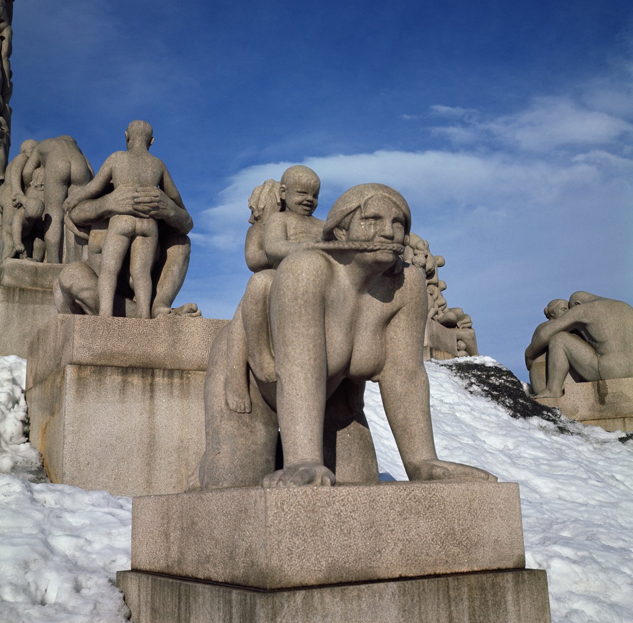 Moderskab, eller kvinde med to børn ridende på ryggen (granit) af Gustav Vigeland