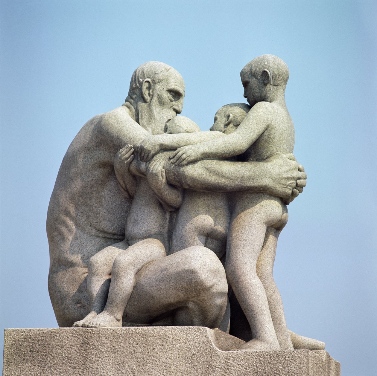 Gammel mand omfavner fire unge drenge af Gustav Vigeland