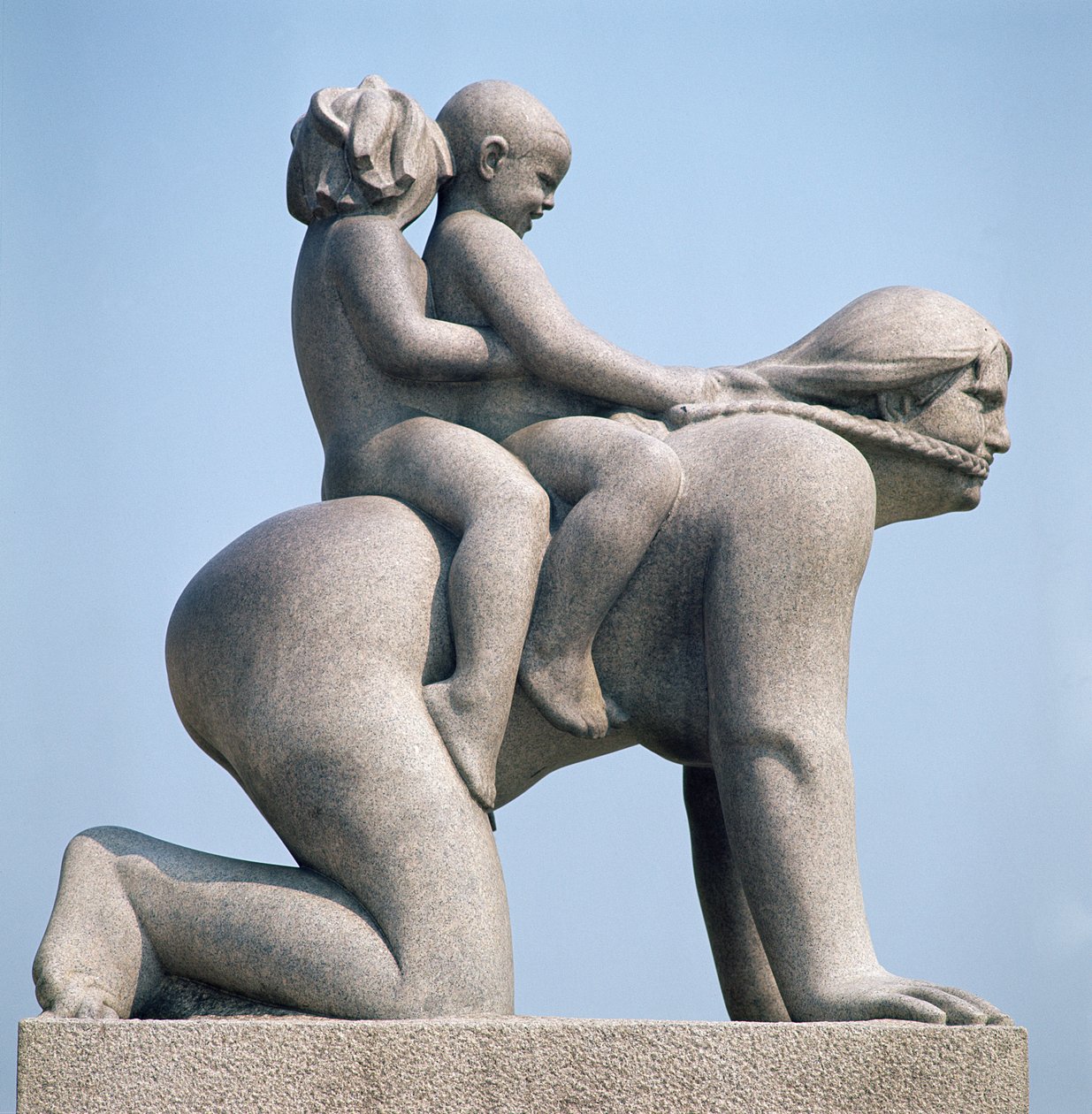 Kvinde med to børn rider på ryggen af Gustav Vigeland