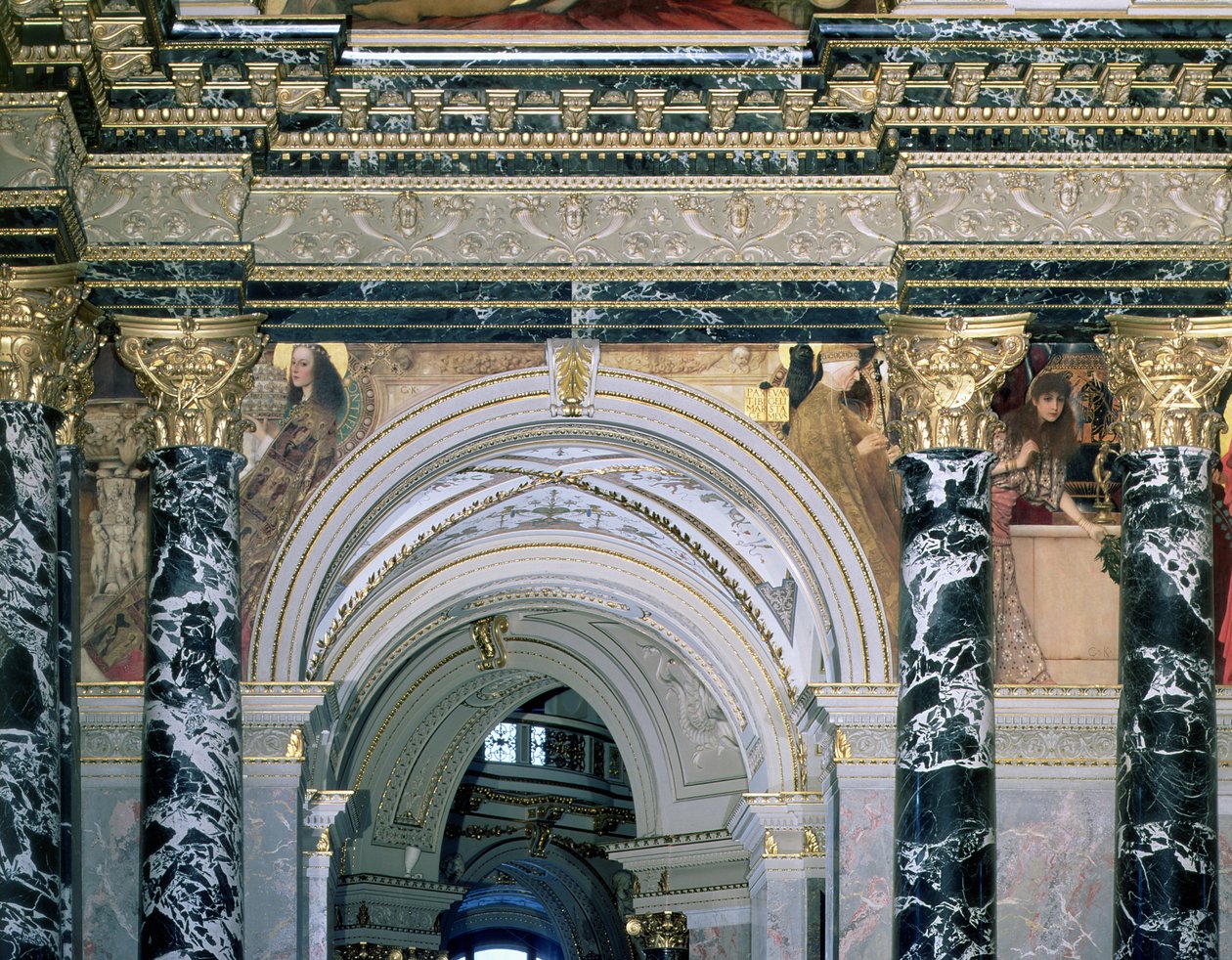 Interiør af Kunsthistorisches Museum, Wien, med buegang og spandrel-dekoration, der viser figurer, der repræsenterer det 14. århundredes Rom og Venedig, 189091 (vægmaleri) af Gustav Klimt