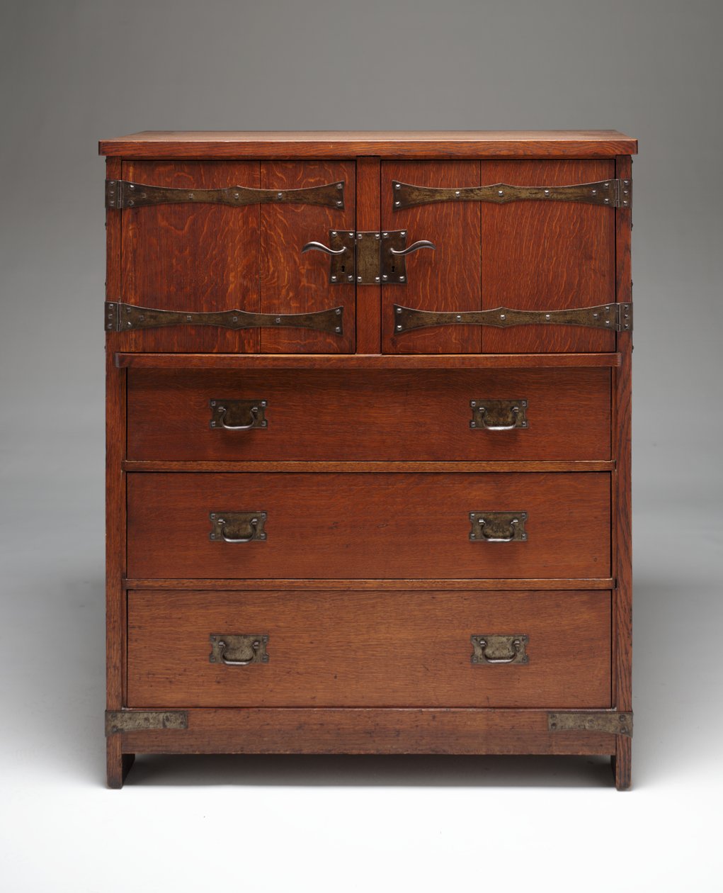 Linned bryst af Gustav Stickley