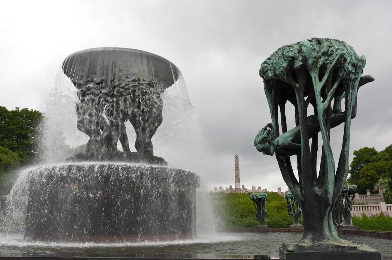 Springvand og "Girl in a Tree"-skulptur i Frogner Park, Oslo, Norge (bronze) af Gustav Vigeland