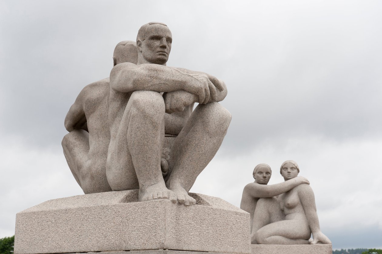 Granitskulpturer af to nøgne mænd, der sidder ryg mod ryg; skulptur af to kvinder i ryggen skulptur i Frogner Park, Oslo, Norge (granit) af Gustav Vigeland