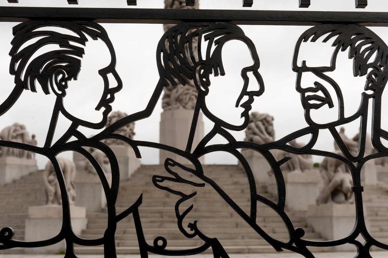 Smedejernsporte af nøgne mænds skulptur i Frogner Park, Oslo, Norge (jern) af Gustav Vigeland