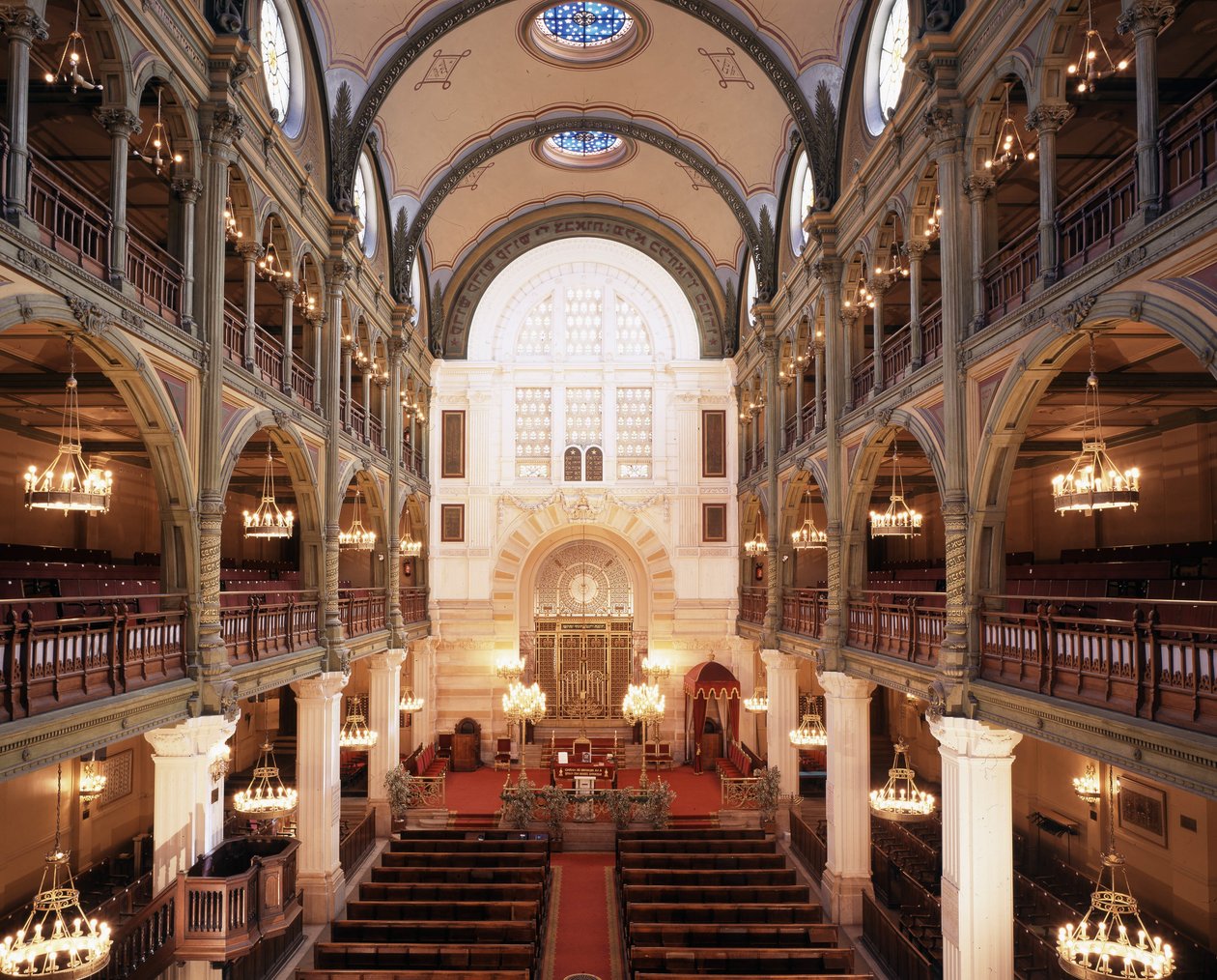 Interiør i synagogen Rue des Tournelles bygget i 1866 - 1867. Arkitekt: Varrollier. Ingeniør: Gustave Eiffel i Paris. af Gustave Eiffel