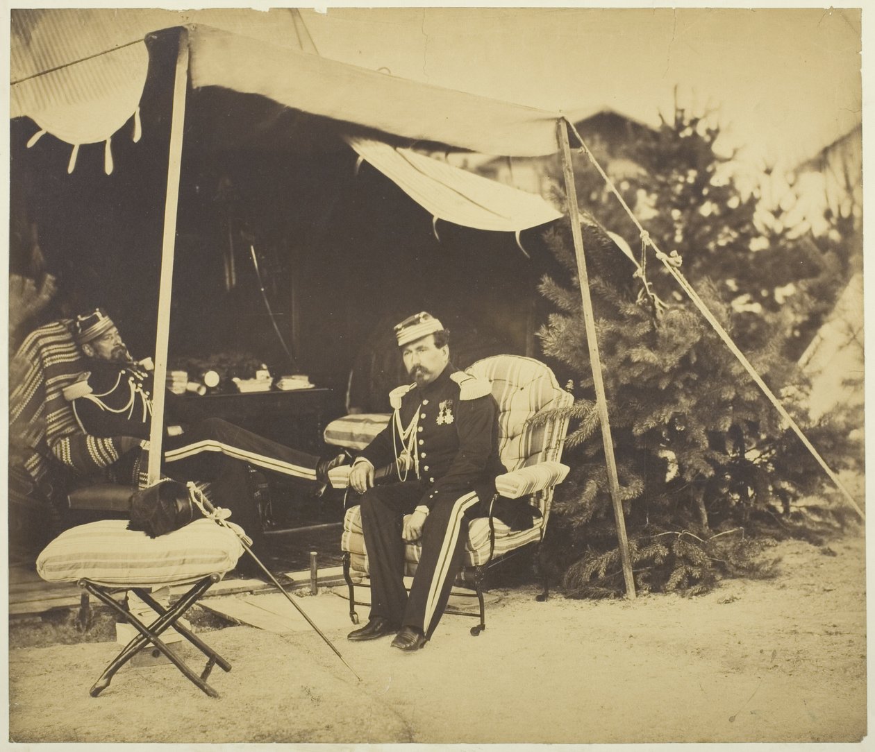 Officerer siddende ved et telt, Camp de Châlons af Gustave Le Gray