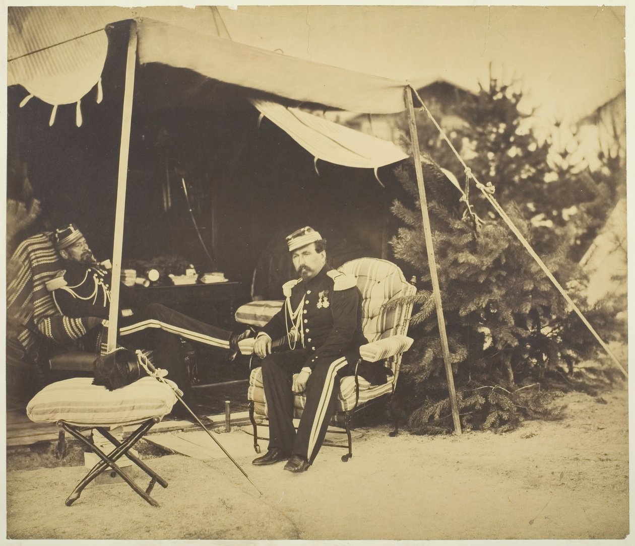 Officerer siddende ved et telt, Camp de Châlons, 1857. af Gustave Le Gray