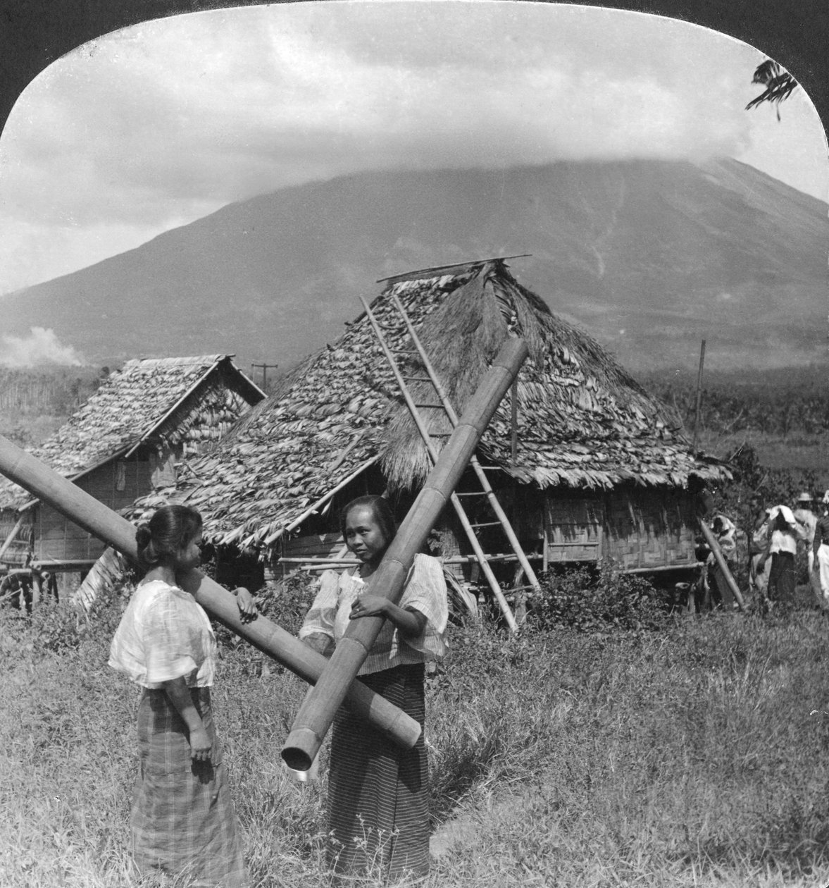 Indfødte piger med deres vandkar lavet af skafter af bambus, Filippinerne, 1907 af H. C. White