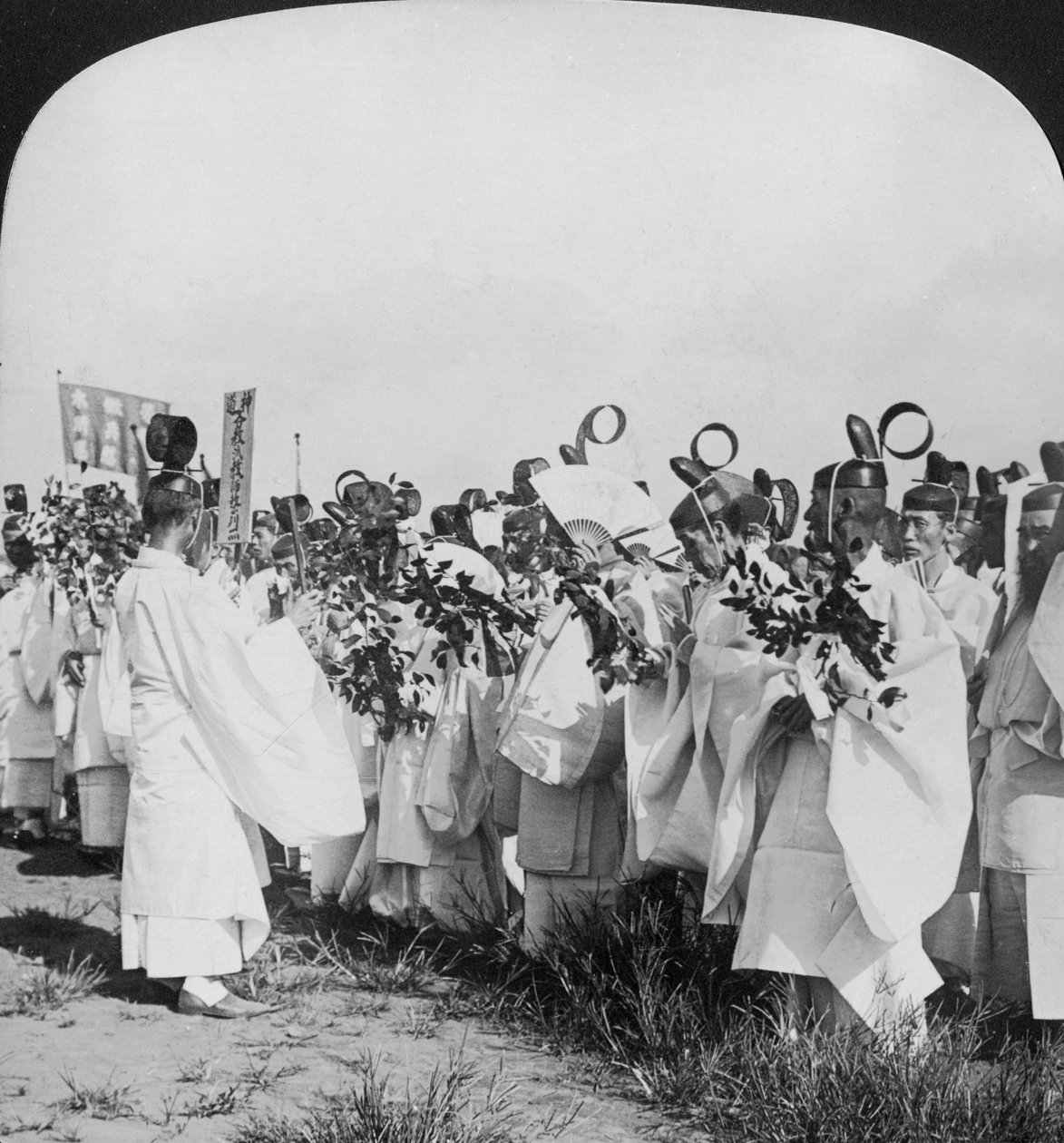 Shinto-præster i et begravelsesoptog for Hitachi Maru-ofre, Tokyo, Japan, 1905 af H. C. White