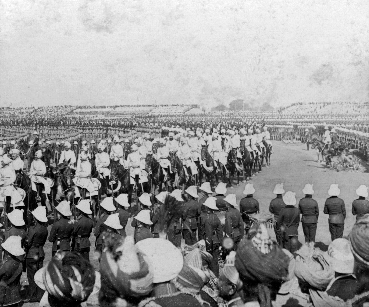 The Imperial Cadet Corps eskorterede deres majestæter ind i Durbar-arenaen, Delhi, Indien, 1903. af H. D. Girdwood
