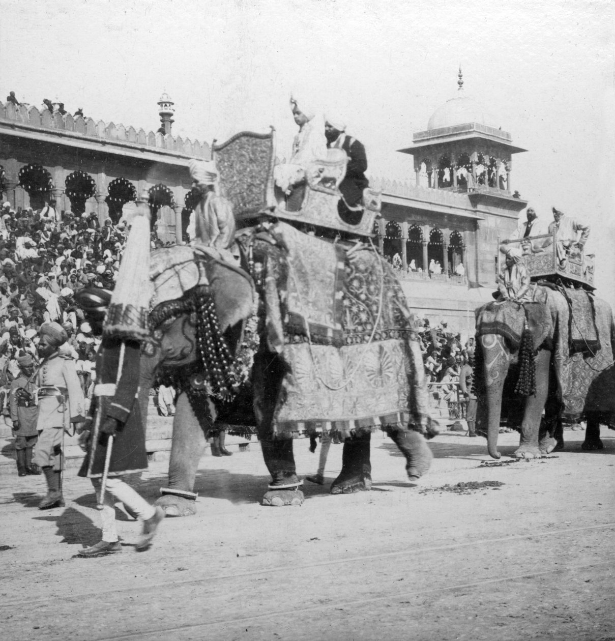 Et elefantoptog passerer Jumma Masjid, Delhi, Indien, 1900-tallet. af H. Hands and Son