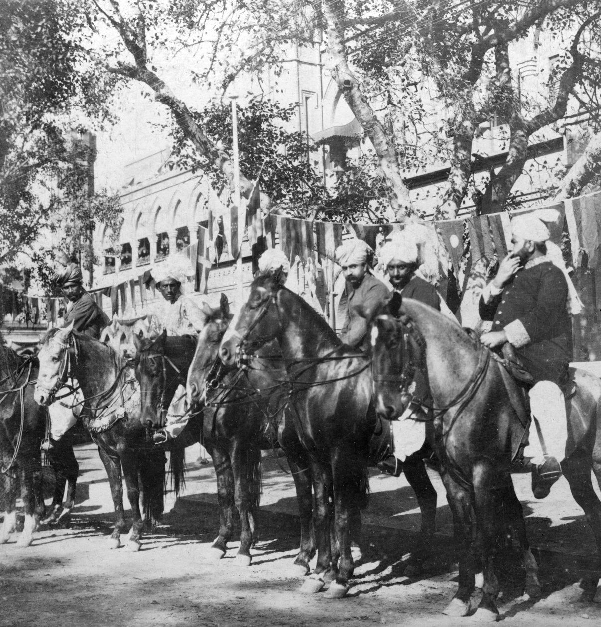 Punjabi-ryttere uden for banegården i Delhi, Indien, 1900-tallet. af H. Hands and Son