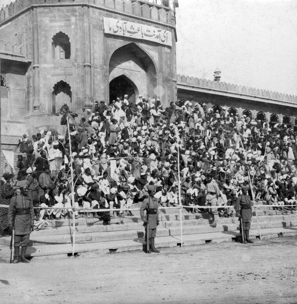 Tilskuere ved Jumma Masjid, Bangalore, Indien, 1900-tallet. af H. Hands and Son