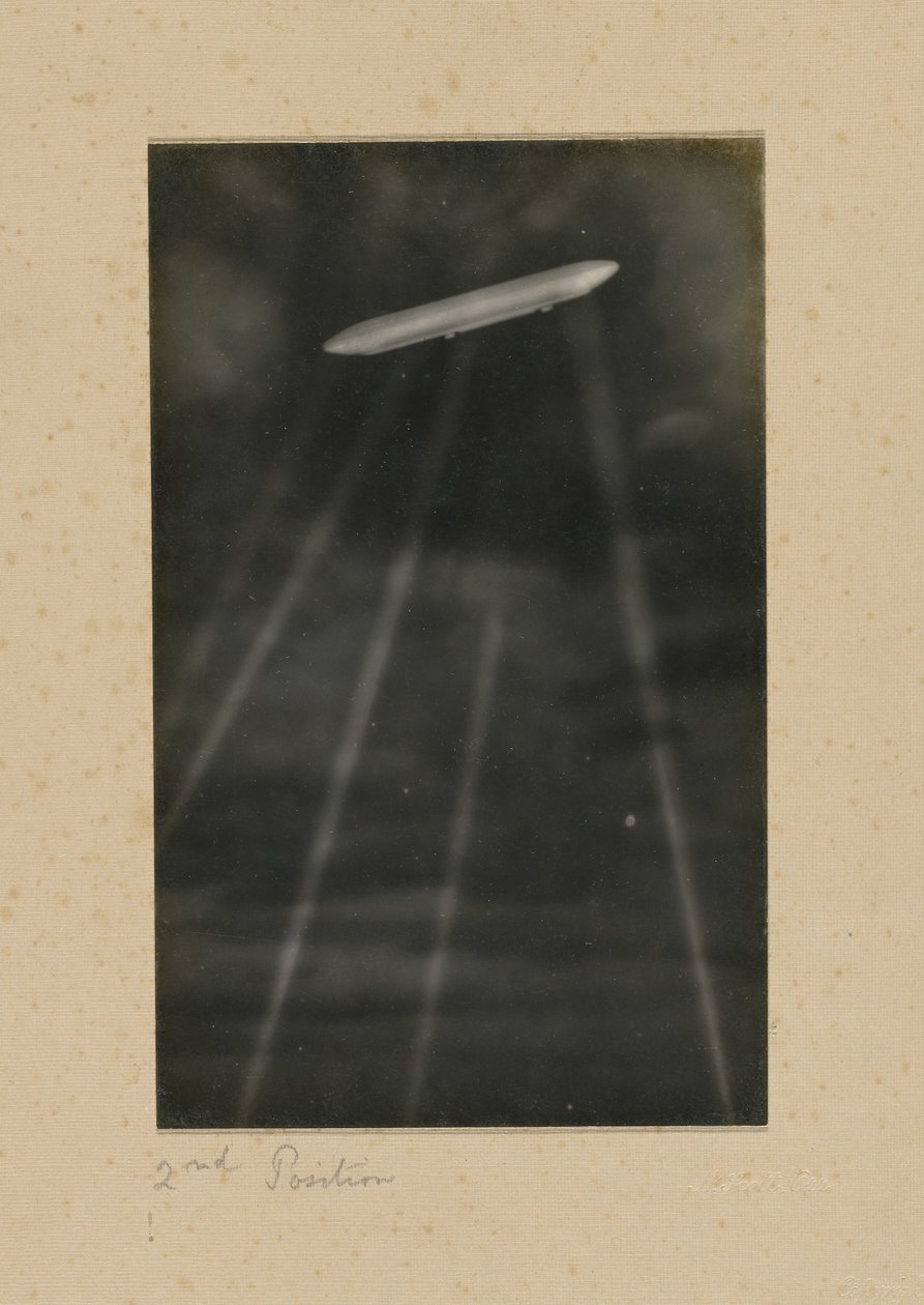 [Nedskydningen af et tysk luftskib over London]. af H. Scott Orr