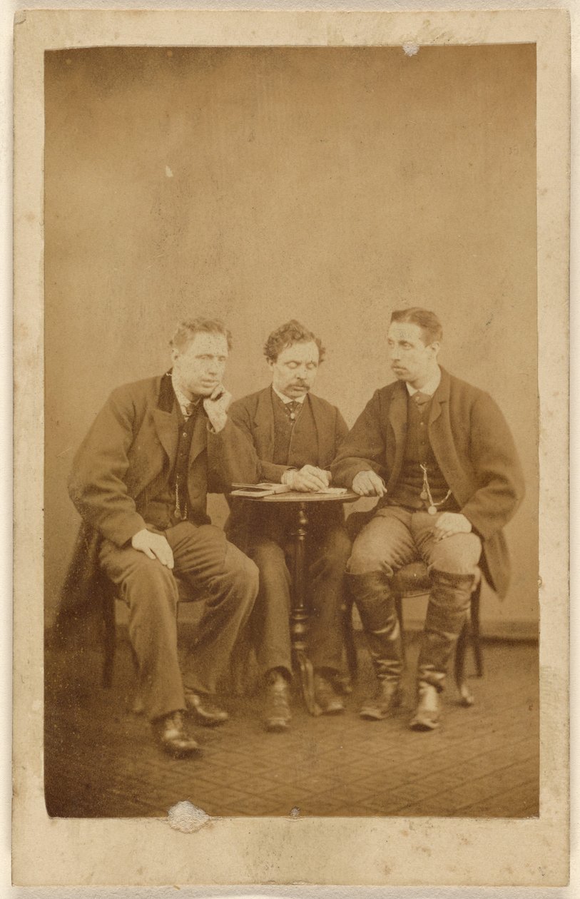[Tre uidentificerede mænd, siddende]. af H. Tollerton