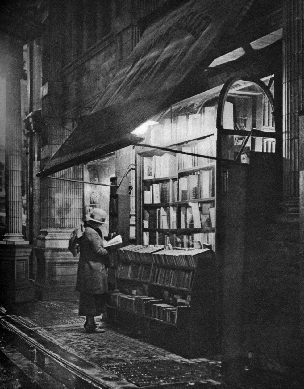 En boghandel i Bloomsbury, London, 1926-1927. af H. W. Fincham