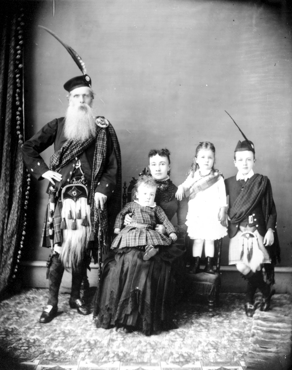 Enten Donald og Harriet Mackay og familie eller Charles Ross med sin kone, Catherine Toma, og børn, ca. 1885 (bw foto) af Hannah Maynard