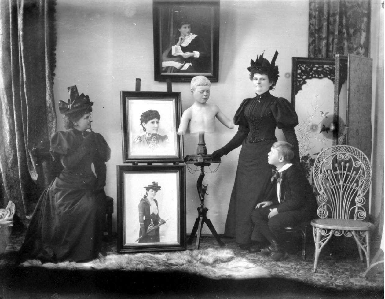 Hannah Maynard og barnebarnet Maynard MacDonald, han er også statuen, ca. 1895 (bw foto) af Hannah Maynard