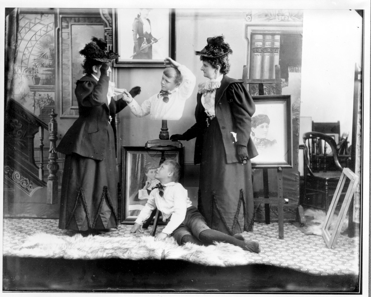 Multieksponering af Hannah Hatherly Maynard og hendes barnebarn Maynard McDonald, ca. 1893 (bw foto) af Hannah Maynard